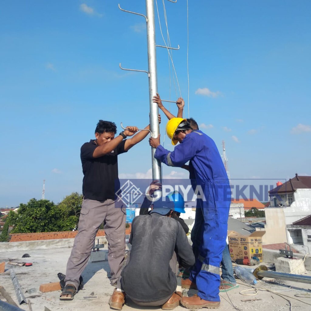 Tiang Monopole Tower Aman dari petir 3